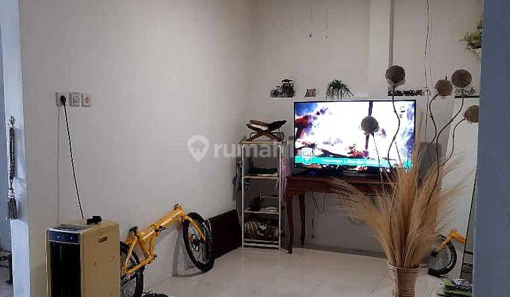 Rumah minimalis dua lantai dekat danau Cipondoh  2