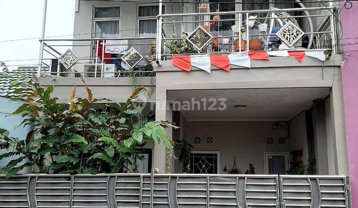 Rumah minimalis dua lantai dekat danau Cipondoh  1