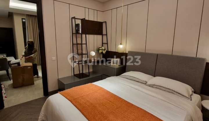 New House in the Askara cluster, Brahmapuri Podomoro Park Bandung, features a lake and club house. 2