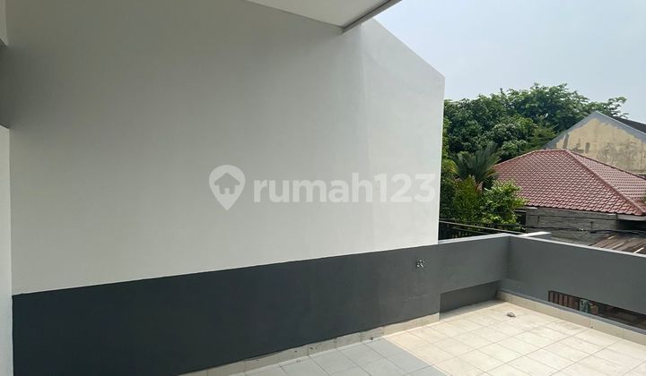 Rumah Baru Ada Kolam Renang di Sektor 9-Bintaro