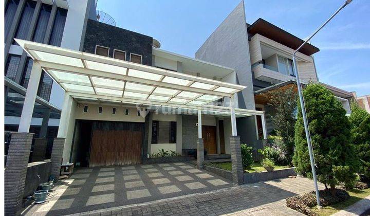 Rumah mewah semi furnish di singgasana komplek mekar wangi 1