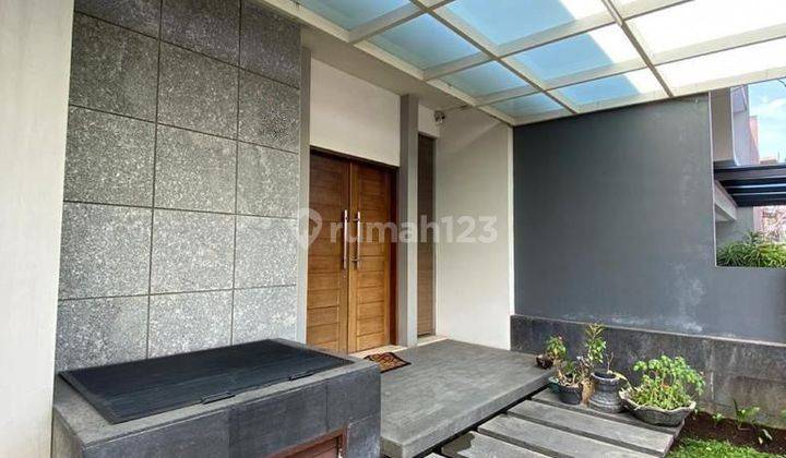 Rumah mewah semi furnish di singgasana komplek mekar wangi 2