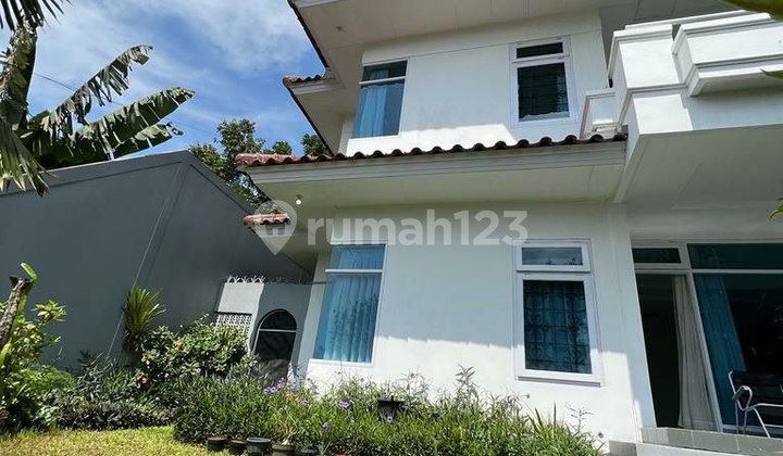 Rumah Mewah dengan Taman yang Luas di Tubagus Ismail Dago Bandung 2