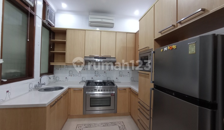 Disewakan Rumah 2 Lantai Kebayoran Baru Jakarta 2