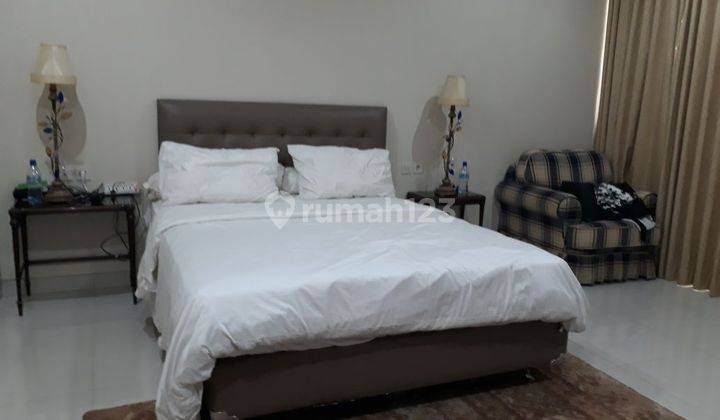 Rumah 2 Lt Sudah Renovasi Furnished Kolam Renang di Lippo Karawaci 2