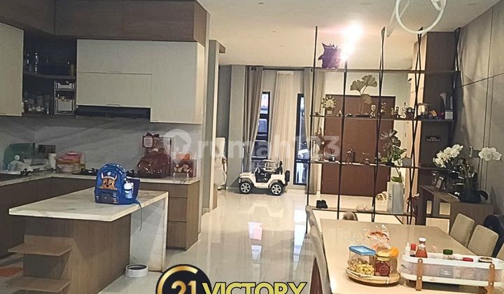 DIJUAL Rumah Bagus Terawat 2-Lantai di Green Lake - Jakarta Barat 2