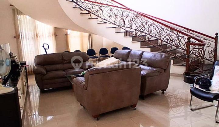 Rumah Besar 2-Lantai di Tepi Bulevar 2-Jalur di Taman Diponegoro di Lippo Karawaci Sentral