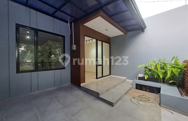Rumah Baru, Renovasi, 2 Lantai, depan taman, di Perum Kencana Loka BSD 2