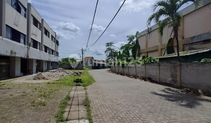 3 attached shophouses for rent, 3.5 floors, south side, on Jl. Industri Jatake 3 attached shophouses for rent, 3.5 floors, south side, on Jl. Industri Jatake