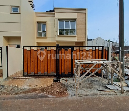 Rumah baru, bangunan Mandiri, Depan Taman, di Sektor Gading Serpong 1