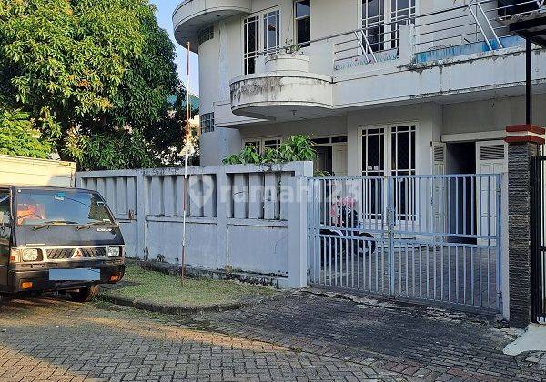 Dijual Rumah Hoek, Timur Laut Dan Tenggara, Lokasi di Perum Modernland 1