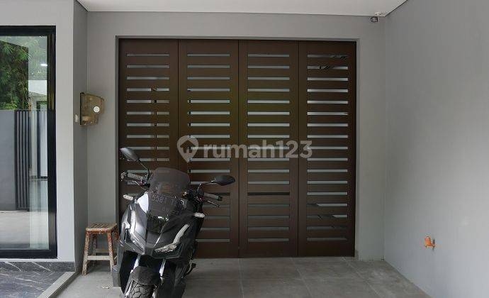 Turun Harga, Rumah Baru, 3 Lantai, Barat Daya, di Perum Modernland 2