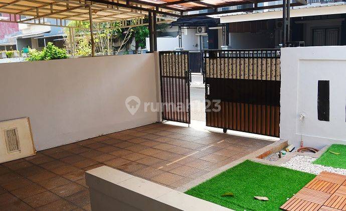 Rumah sudah direnovasi, 1,5 Lantai, Utara, di Cluster Banjar Wijaya 2