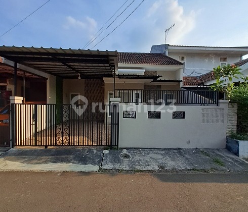 Rumah Siap Huni, Renovasi, 1,25 Lantai, Utara, di Perum Griya Loka BSD Rumah Siap Huni, Renovasi, 1,25 Lantai, Utara, di Perum Griya Loka BSD