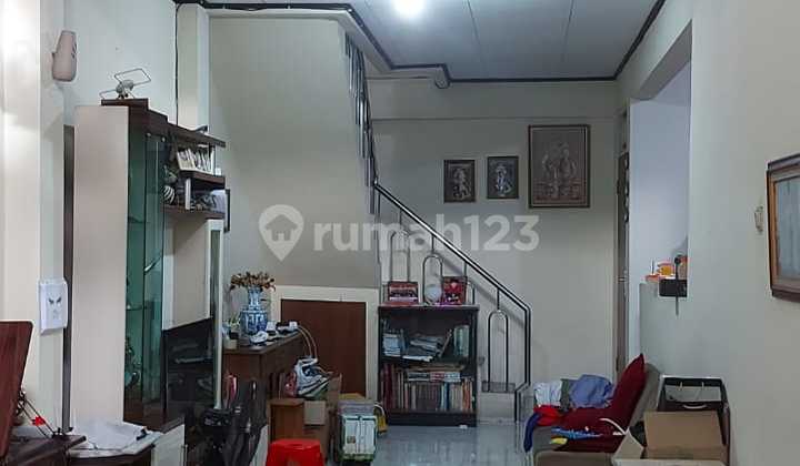 Rumah Sudah Direnovasi, 1,5 Lantai, Barat, di Cluster Banjar Wijaya 2