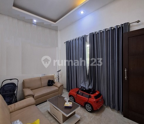 Rumah Siap Huni, Full Renovasi, 2 LT, Utara, di Cluster Banjar Wijaya 2