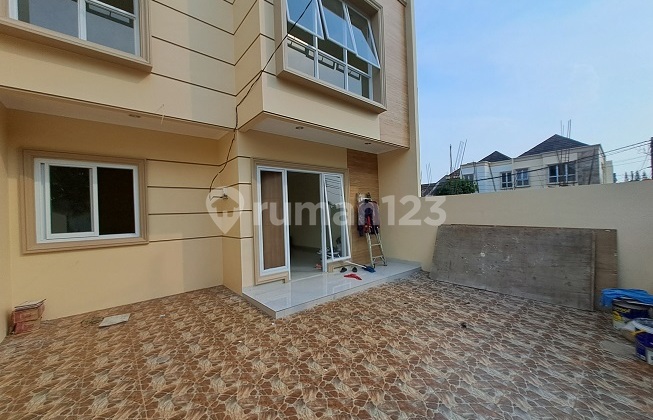 Rumah baru, bangunan Mandiri, Depan Taman, di Sektor Gading Serpong 2