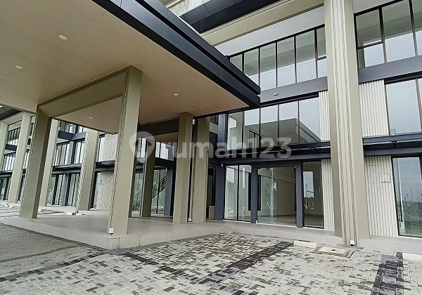 Ready-to-Use Shophouse, Boulevard, 3 Floors, on Hampton Avenue Gading Serpong