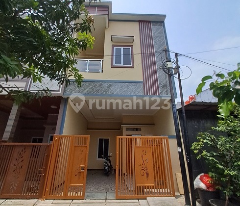 Rumah Baru, Minimalis Modern, 2 Lantai, Barat, di Perum Poris Indah