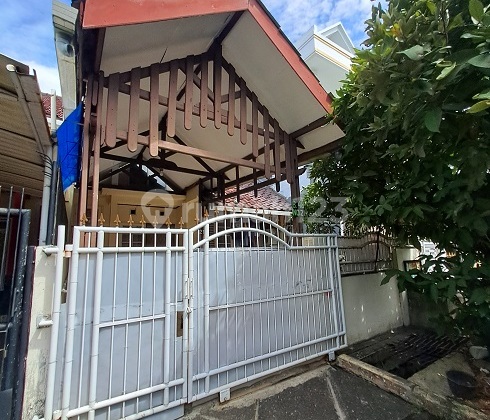 Rumah Sudah Direnovasi, 1,5 Lantai, Barat, di Cluster Banjar Wijaya