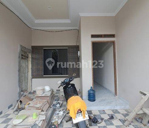 Brand New, Minimalis Modern, 2 Lantai, Utara, di Perum Cipondoh Makmur 2