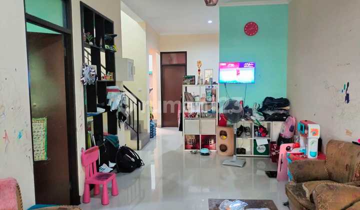 Rumah Siap Huni, Renovasi, 2 Lantai, Barat, di Cluster Banjar Wijaya 2