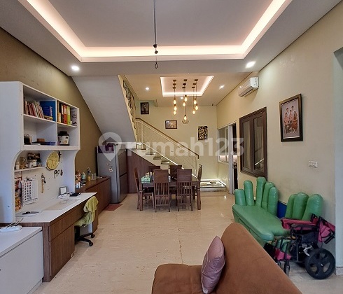 Rumah Siap Huni, Bangunan Mandiri, 3 Lantai, di Cluster Banjar Wijaya Rumah Siap Huni, Bangunan Mandiri, 3 Lantai, di Cluster Banjar Wijaya