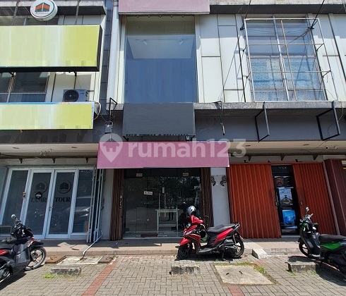 Ruko Siap Pakai, Renovasi, 2,5 Lt, Selatan, di Kompleks Ruko Azores