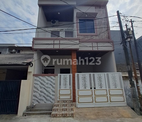 Rumah Baru, Minimalis Modern, 2 Lantai, Selatan, di Perum Poris Indah
