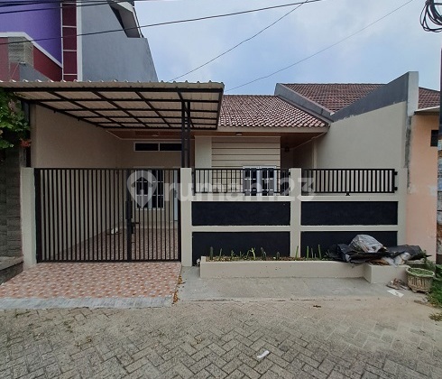 Ready-to-live house, renovated, facing a mosque, North, in GriyaLoka BSD Housing Complex. Ready-to-live house, renovated, facing a mosque, North, in GriyaLoka BSD Housing Complex.