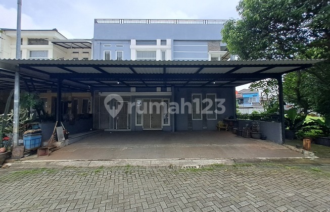 Rumah bangunan Mandiri, Selatan, ada rooftop, di Cluster Modernland