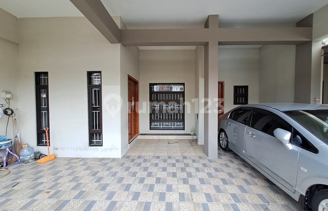 Rumah Siap Huni, Renovasi, 3 Lantai, Selatan, di Cluster Banjar Wijaya 2