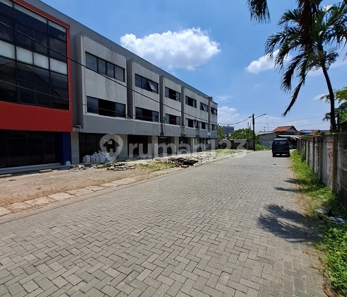 3 attached shophouses for rent, 3.5 floors, south side, on Jl. Industri Jatake 2