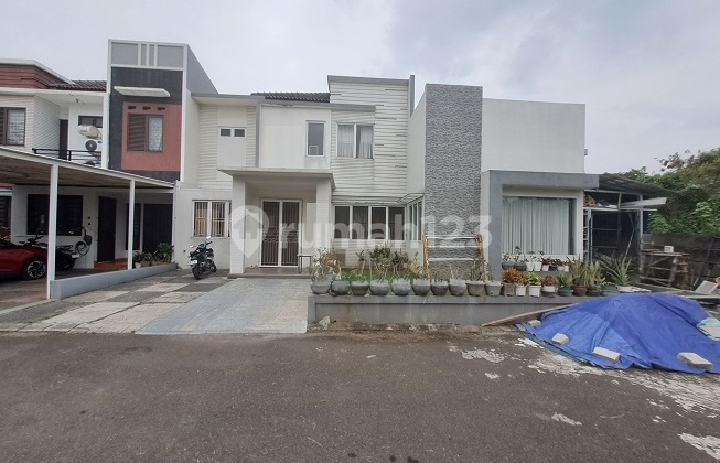 Rumah Siap Huni, Renovasi, Selatan, 2 Lantai, di Cluster Modernland