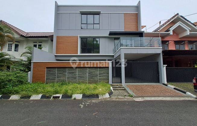 Turun Harga, Rumah Baru, 3 Lantai, Barat Daya, di Perum Modernland 1