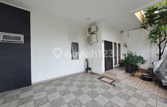 Ready-to-Occupy House, Fully Renovated, 2 Floors, North, in Cipondoh Makmur Housing Complex. 2