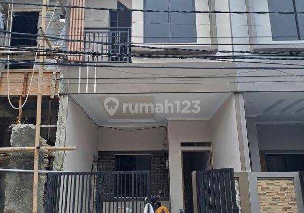 Brand New, Minimalis Modern, 2 Lantai, Utara, di Perum Cipondoh Makmur 1