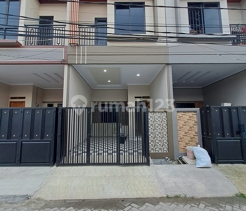 Rumah Baru, Minimalis Modern, 2 LT, Utara di Perum Cipondoh Makmur 