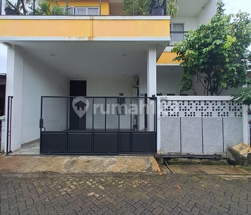 Rumah Siap Huni, Full Renovasi, 2 Lt, Utara, di Perum Cipondoh Makmur