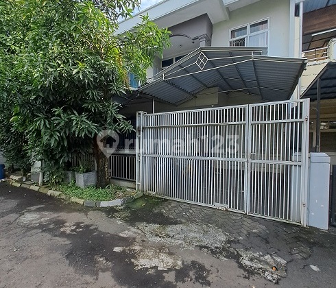 Rumah Sudah Direnovasi, Selatan, 2Lt, di Cluster Modernland, Tangerang