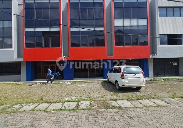 3 attached shophouses for rent, 3.5 floors, south side, on Jl. Industri Jatake 3 attached shophouses for rent, 3.5 floors, south side, on Jl. Industri Jatake