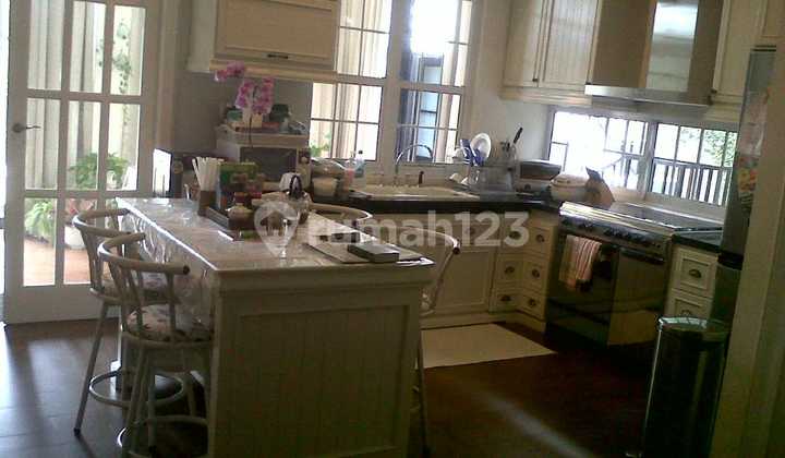 Ready-to-Occupy House in Kebayoran Baru Area Ready-to-Occupy House in Kebayoran Baru Area