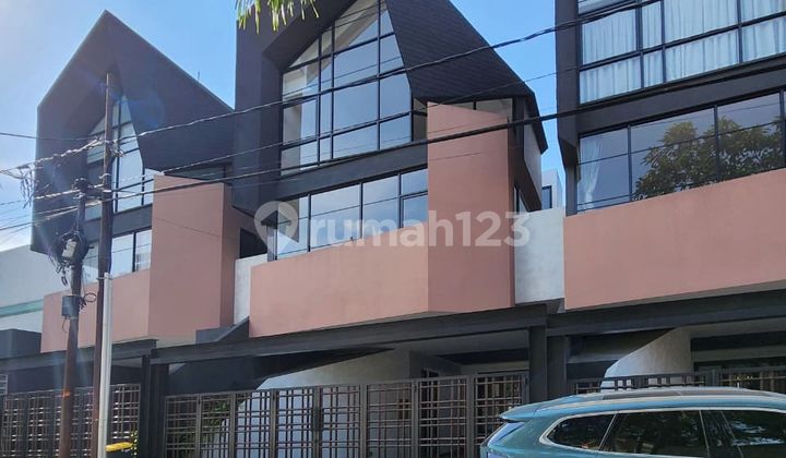 For Sale: Kemang Cipete Dalam Complex House, Designed by Atelier Riri.