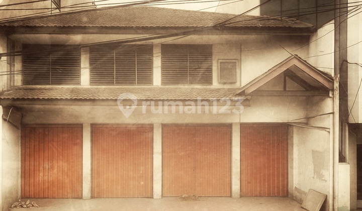 Ruko Panjang Depan Jalan Utama Area Pusat Bisnis Di Jakarta Pusat