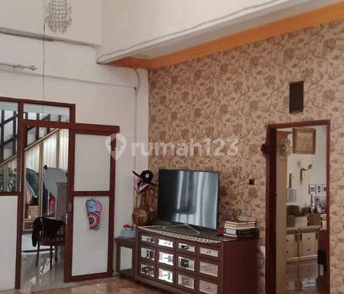 Dijual Cepat Rumah Gaya Klasik 2 Lantai Siap Huni 1