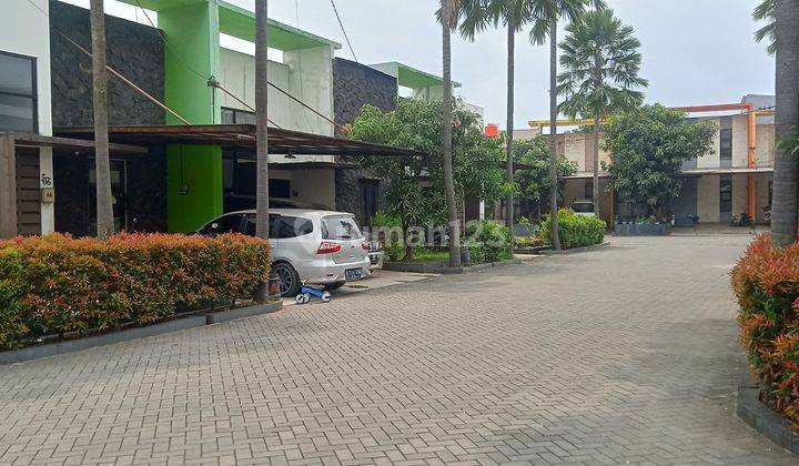 tampak depan dijual rumah dekat komplek puri