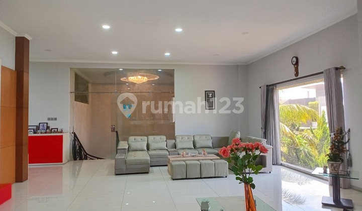 Dijual Rumah Lux di Komplek Singgasana Pradhana, Kota Bandung Edh Dijual Rumah Lux di Komplek Singgasana Pradhana, Kota Bandung Edh