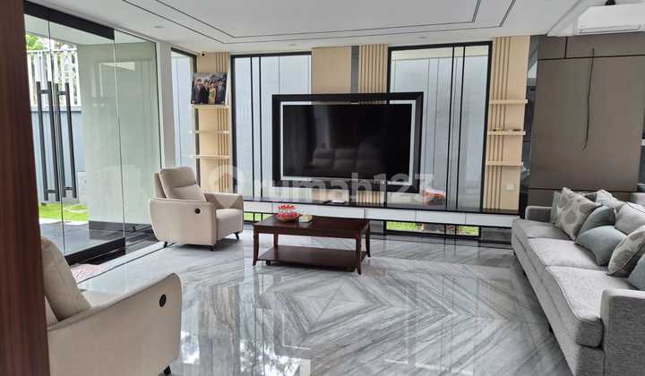 For Sale: Luxurious House with Modern Minimalist Style in Beverly Golf Garden, Lippo Karawaci, Tangerang. 2