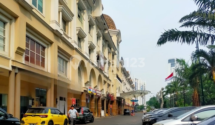 Quick sale, reasonably priced shophouse unit in Permata Hijau Emerald shophouse complex. 2