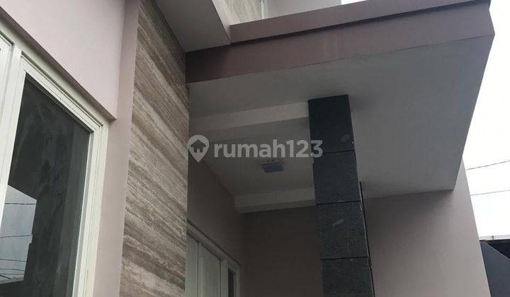 Rumah Cantik 2 Lantai Semolowaru Elok SHM One Gate  2